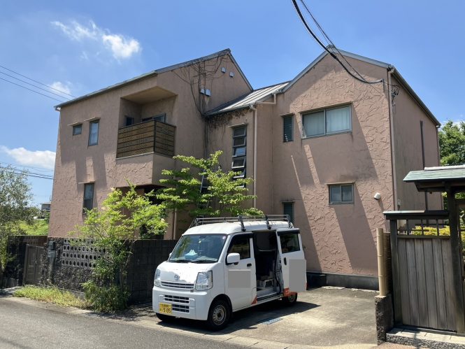 外壁に植物根が付着しておりました。植物の根は通常の高圧洗浄では落ちきれない為、下地処理には注意が必要です。